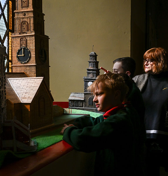 kids-visiting-tower-church-25a